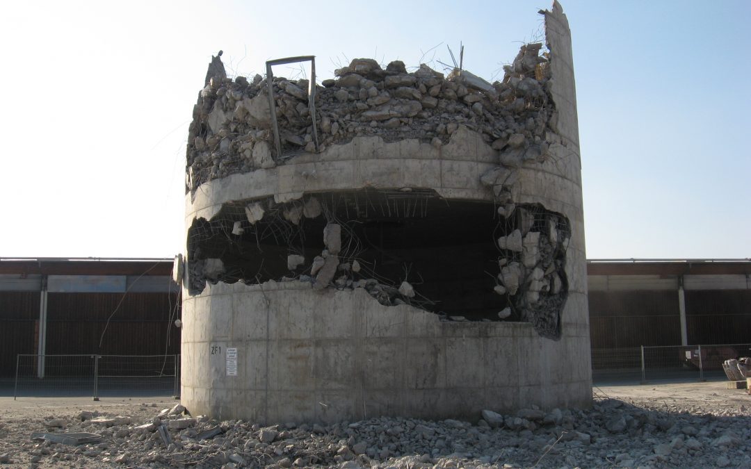 Abbruch eines Stahlbetonsilos